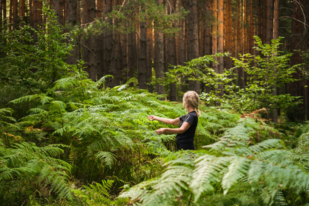 Personne marchant en forêt pour une marche en conscience