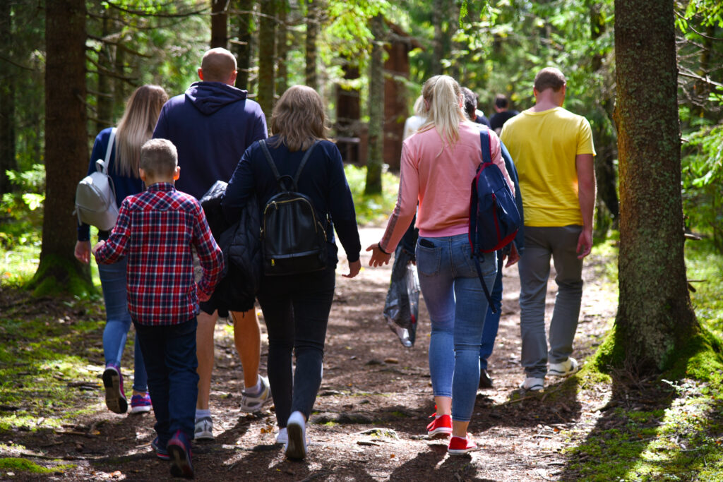 Sortie nature en famille à Bourges avec Les Chemins Vers Soi avec David, activité conviviale en forêt pour petits et grands.