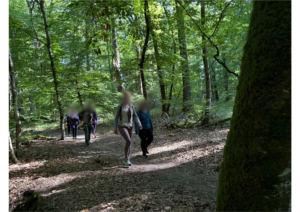 Participants marchant en conscience sur un chemin forestier près de Bourges
