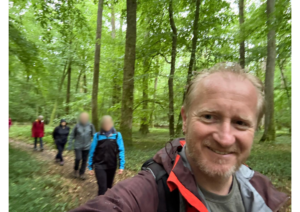David accompagne un groupe lors d’une marche en conscience en forêt près de Bourges