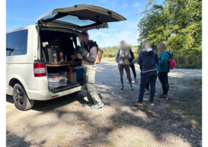 Participants échangeant autour d’une boisson après une marche en conscience près de Bourges