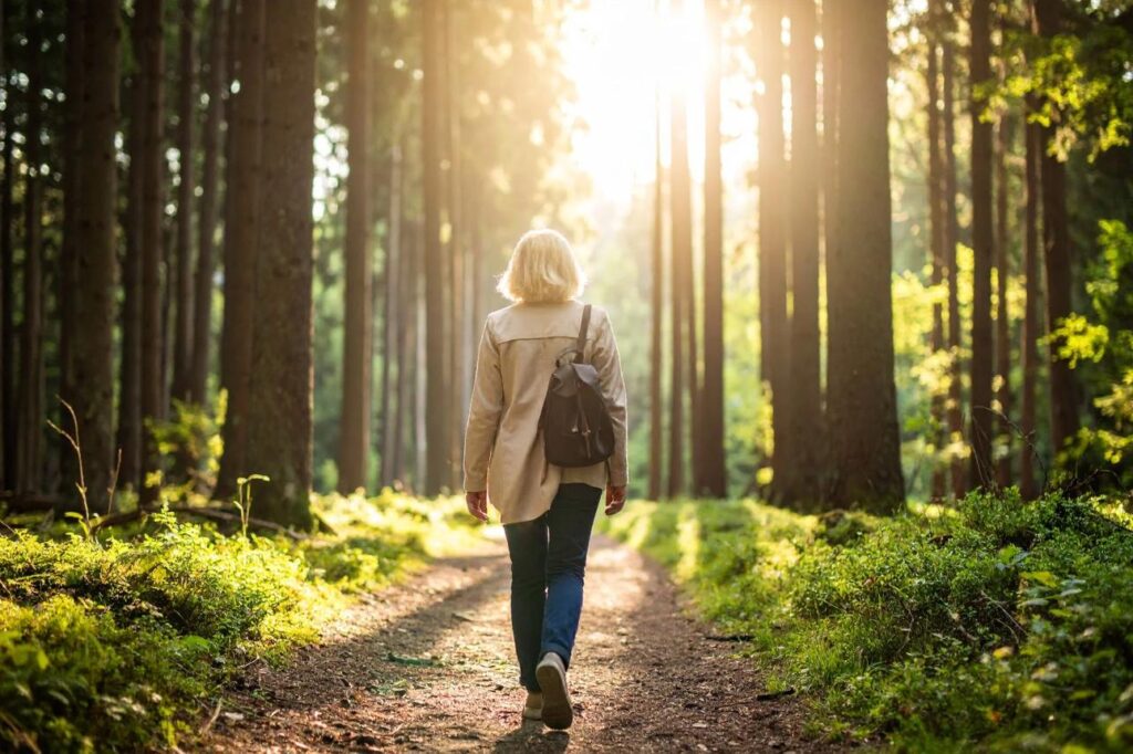 Personne marchant sur un chemin en forêt – accompagnement bien-être à Bourges